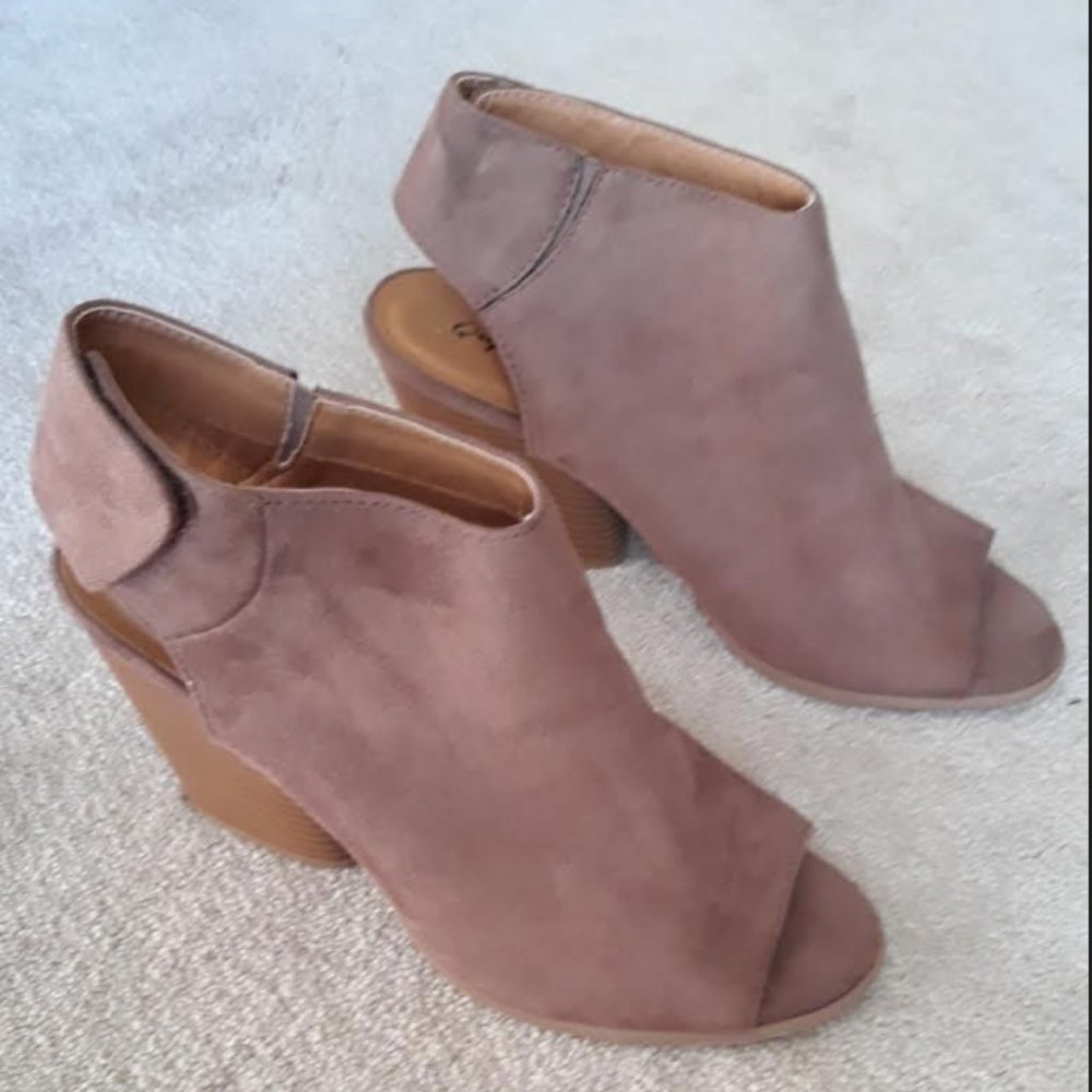 Open-toed chunk heel bootie - size 9